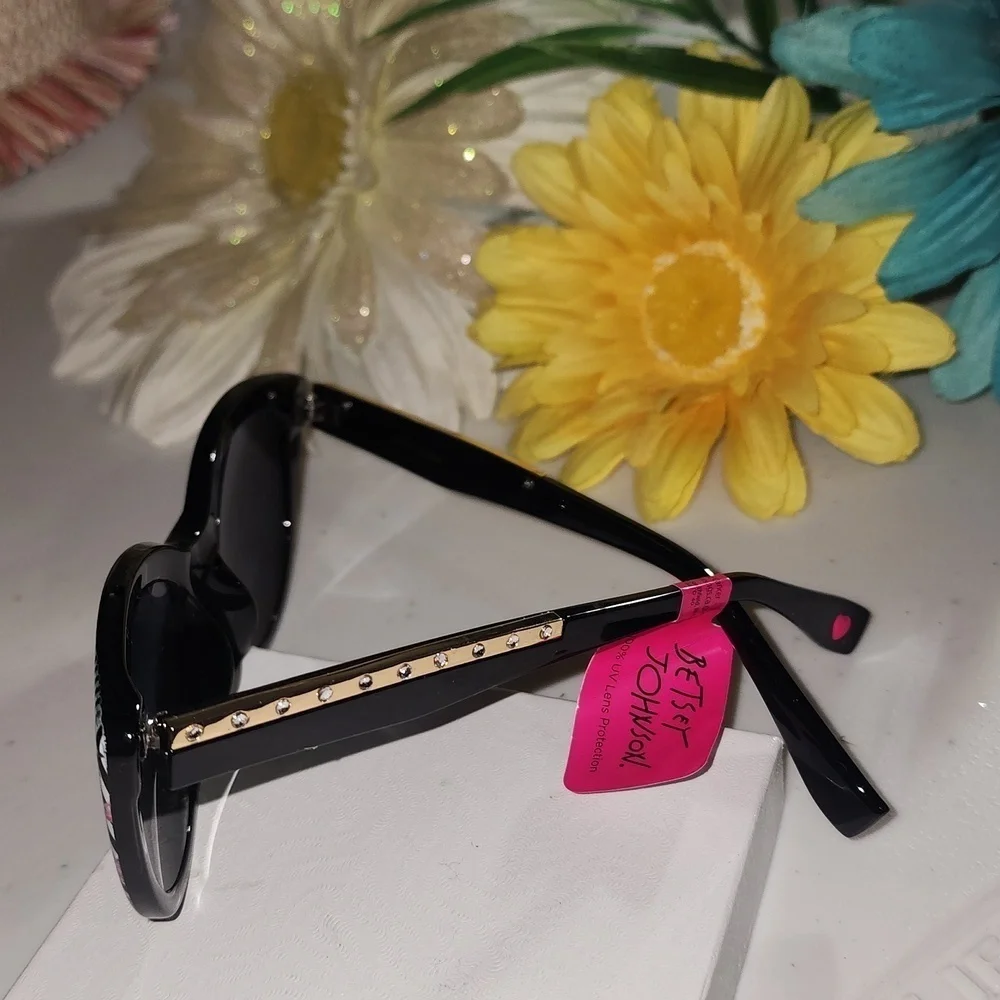 NWT BETSEY JOHNSON SUNGLASSES - Picture 3 of 6